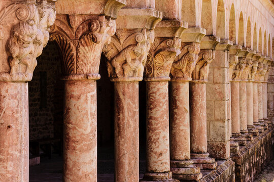 columnas y capiteles,claustro del siglo XII, monasterio benedictino de Sant Miquel de Cuixa , a&ntilde;o 879, pirineos orientales,Francia, europa