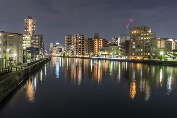 Fototapeta na wymiar 都市の川の夜景