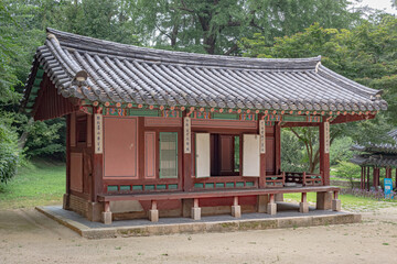 Fototapeta na wymiar Colorful red traditional Korean architecture building in Changgyeonggung Palace in Seoul South Korea