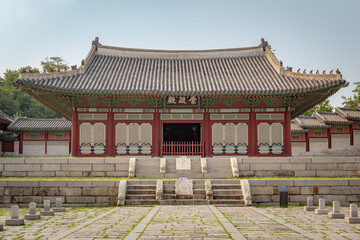 Obraz premium Colorful traditional wood Korean architecture king's throne temple building at Gyeonghuigung Palace in Seoul South Korea