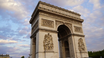 Fototapeta na wymiar Pariser Triumphbogen im Sonnenuntergang