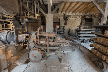 Des nombreuses usines céramiques réparties le long du Canal du Centre au début du XXe siècle, l’ancienne briqueterie Vairet-Baudot de Ciry-le-Noble est la plus complètement préservée. - obrazy, fototapety, plakaty