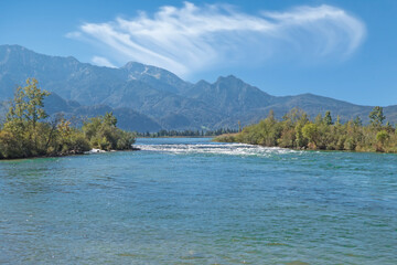 Loisach und Kochelsee vor den bayerischen Bergen