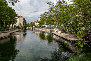 Fototapeta na wymiar View of the Fontaine-de-Vaucluse village in Provence region, France