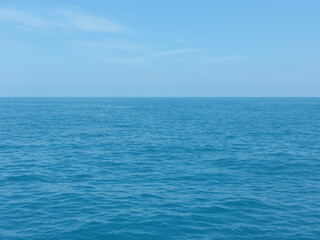 Obraz premium Waves in the clear sea to the horizon