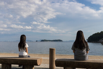 蒲郡の竹島海岸で遊んでいる子供姉妹
