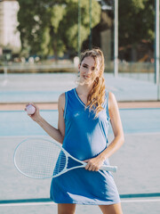 Mujer joven y guapa jugando al tenis en una pista de tenis exterior al aire libre