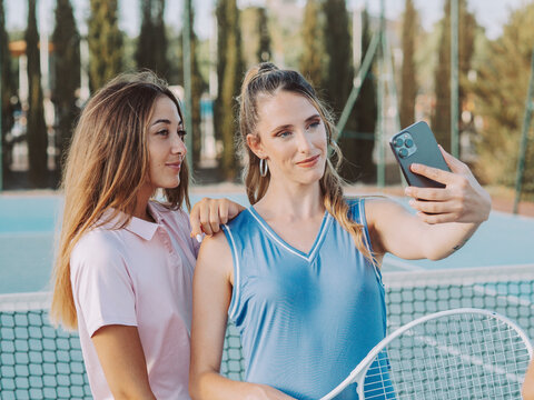 Amigas haci&eacute;ndose una foto selfie para las redes sociales