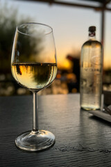 Weißwein im Glas im Sommer 