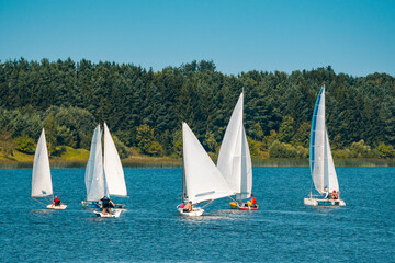 Obraz premium Lots of white boats sailing on the lake