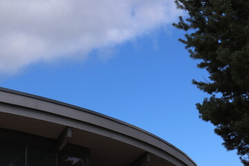 Natur und Architektur vor blauem Himmel