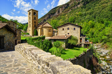 Fototapeta na wymiar Ancient stone bridge that passes over the river in the mountain village of Beget, Girona, Spain.