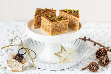 Weihnachtsplätzchen Baumkuchen-Plätzchen mit Pistazien auf einer Tortenplatte