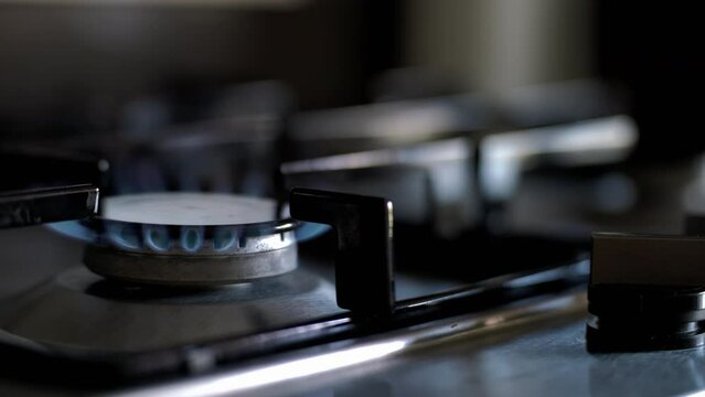 Energiekrise in Europa - Gasherd mit blauer Flamme