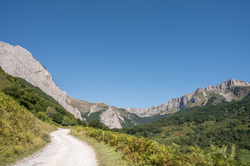 Fototapeta na wymiar Randonnée à Lescun dans les Pyrénées