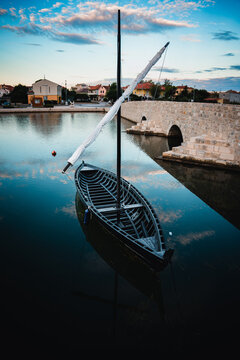 Boot, Hafen, Bootshafen, Nin, Kroatien, Dalmatien, Urlaub, Meer, Anlegestelle, Segelboot, Segeljolle, Nussschale