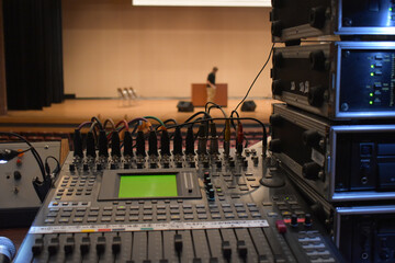 音楽ホール、芸術会館、式典、演台、登壇、マイク、客席、人前、司会、PA、音響