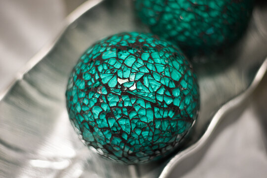 bolas de cristal verde esmeralda turquesa sobre un fondo gris plata abstracto