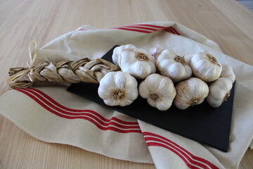 Tresse d'ails sur fond ardoise, tradition et terroir