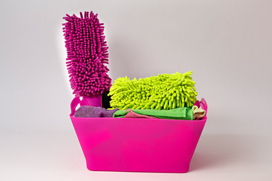Caja rosa con bayetas de colores.