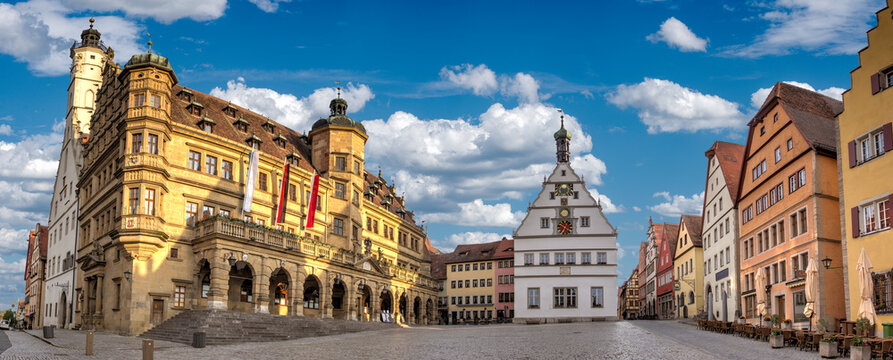 Der zentrale Marktplatz in der historischen Altstadt von Rothenburgg ob der Tauber mit seinen historischen Geb&auml;uden bei sonnigem Wetter und aufgelockerter Bew&ouml;lkung