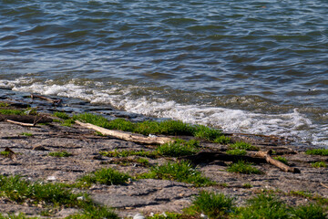 Wellen brechen am Rhein Strand, Ufer auf