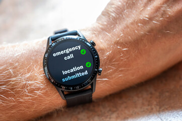 Smartwatch mit automtischer Notruffunktion bei medizinischem Notfall