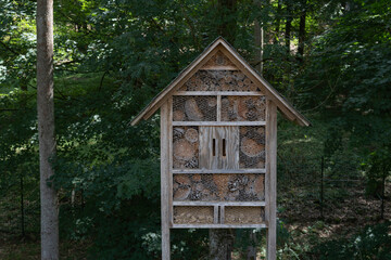 Fototapeta na wymiar Insektenhotel aus Holz in der Fränkischen Schweiz, Bayern