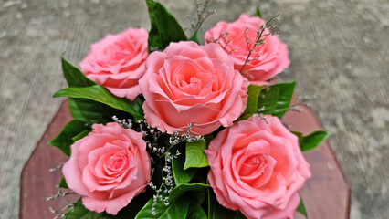 Obraz premium Beautiful Noblesse roses in a bouquet. Selective focus.