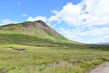 Ausblick auf einem Berg im Tal Glen Coe in den Schottischen Highlands, Glencoe, Argyll, Schottland bei blauem Himmel