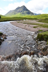 Fluss Coe fließt durch das Tal Glen Coe in den Schottischen Highlands, Glencoe, Argyll, Schottland