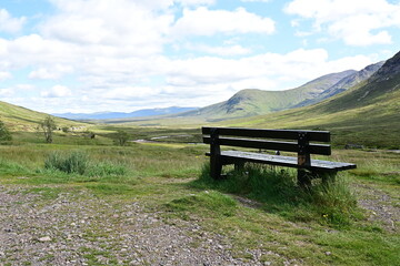 Bank mit Blick in das Tal Glen Coe in den Schottischen Highlands, Glencoe, Argyll, Schottland