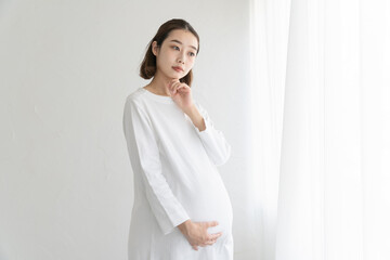 困った表情の妊婦