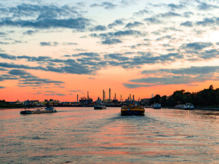 Binnenschiffe vor Raffinerie
