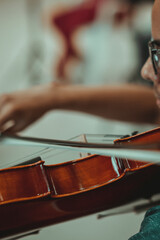 tocando violin