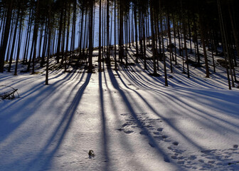 Piękne słońce oświetla góry pokryte śniegiem  tyworząc radosną scenerię typowy czas na...