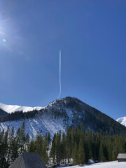 Piękne słońce oświetla góry pokryte śniegiem  tyworząc radosną scenerię typowy czas na...