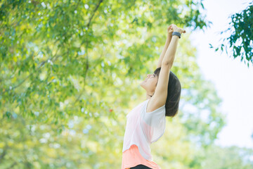 運動中に深呼吸をする女性