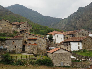 Fototapeta na wymiar cantabria pueblo montaña rural españa casas invierno otoño