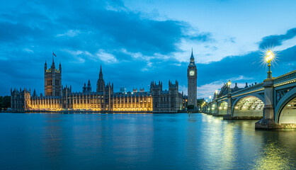 Fototapeta na wymiar Westminsterpalast und Westminster Bridge in London zur Blauen Stunde