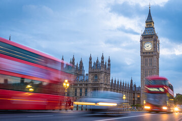 Fototapeta na wymiar Big Ben und Doppeldeckerbus in London zur Blauen Stunde