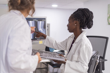 Obraz premium Medical officers consulting each other on x ray results