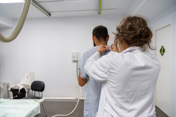 Obraz premium A patient standing for a radiology session