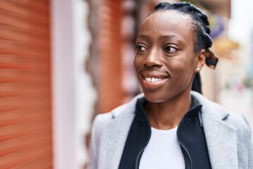 Obraz premium African american woman smiling confident looking to the side at street