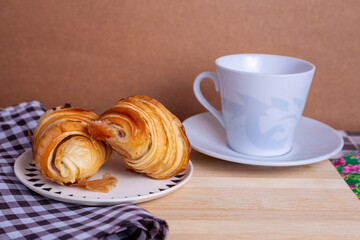 Obraz na płótnie Canvas coffee and croissant