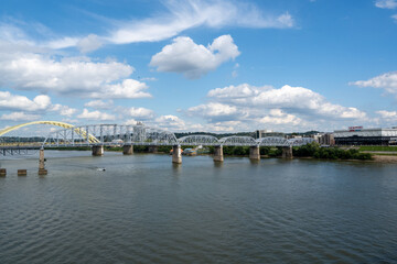 Vista de los 2 de los 5 puentes que unen Cincinnati y Kentucky, a través del Río Ohio
