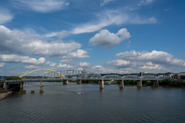 Vista de los 2 de los 5 puentes que unen Cincinnati y Kentucky, a través del Río Ohio
