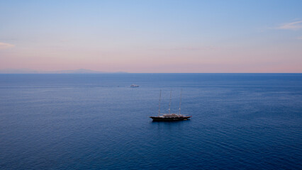 Fototapeta premium boat in the sea at sunset