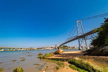 rochas  e a areia ao fundo as pontes pedro ivo e colombo salles e herc&iacute;lio luz florianopolis santa catarina brasil 