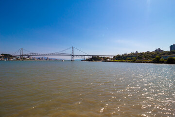 mar da cidade de Florianópolis e o seu símbolo a ponte Hercílio Luz florianopolis Santa Catarina brasil